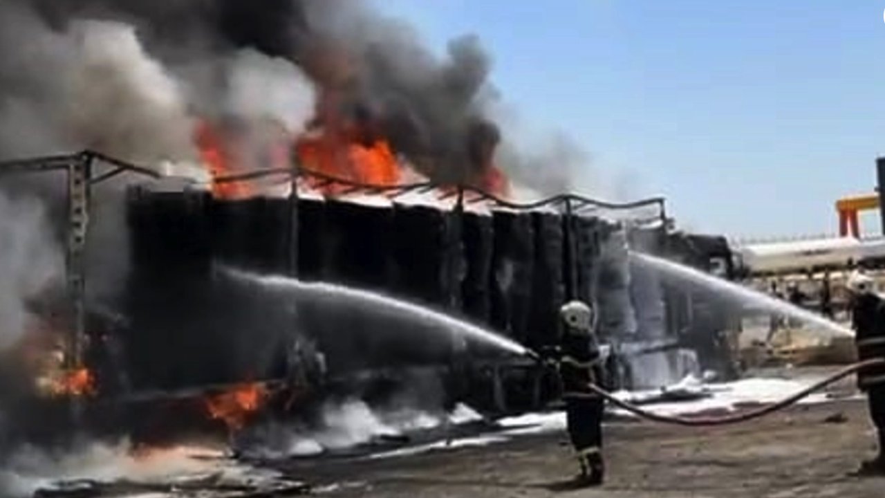Gaziantep'te lastik yüklü tır alev topuna döndü