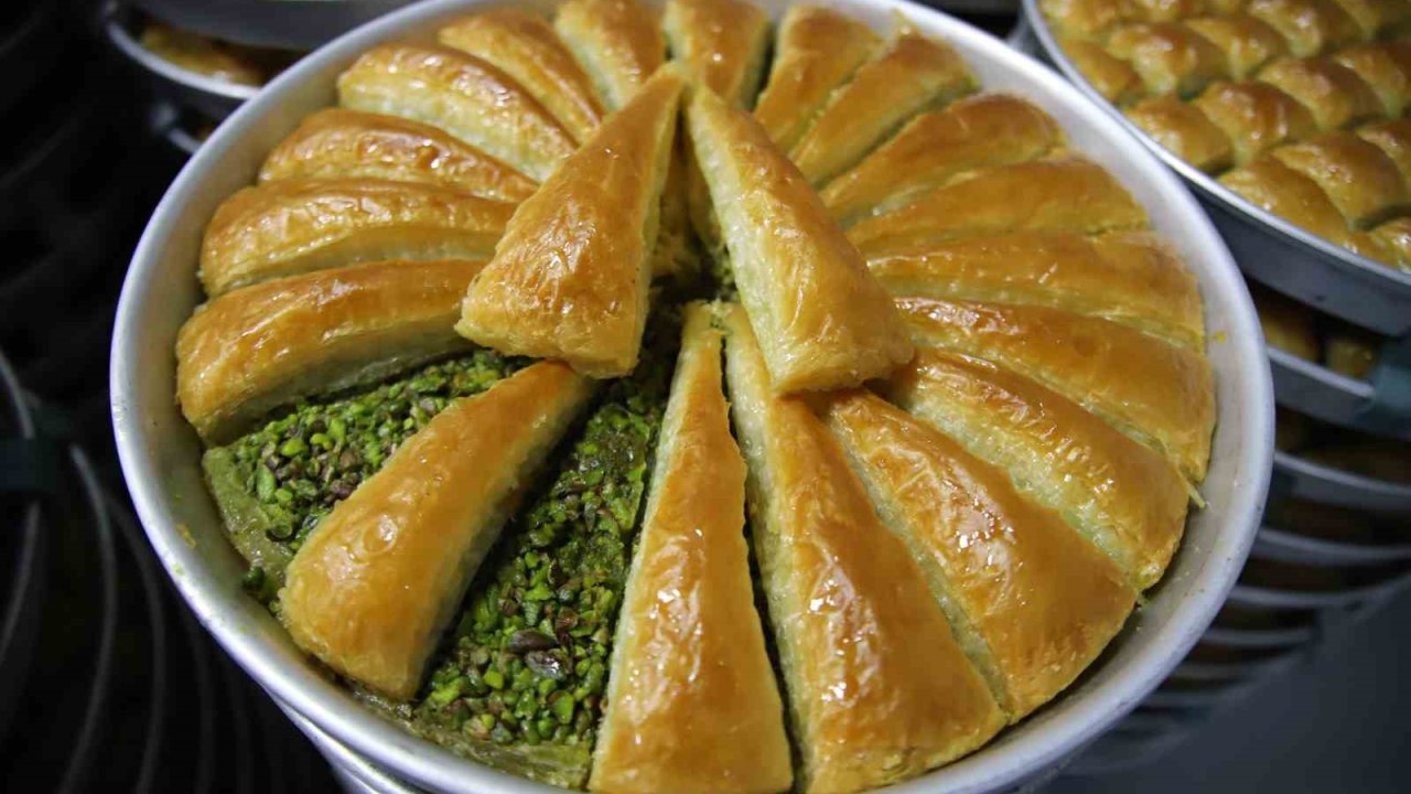 Tahmazoğlu'ndan BAKLAVA FİYATLARINA DARBE! BAKLAVANIN KİLOSU 950 TL'DEN 599 TL'YE DÜŞTÜ