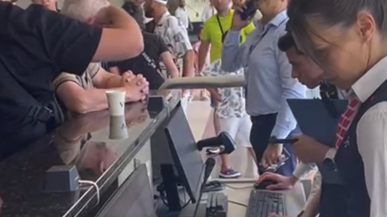 Gazianteplilerin Uçak Rötarı İmtihanı!  Gaziantepliler Antalya Havalimanı'nda Mahsur Kaldı!