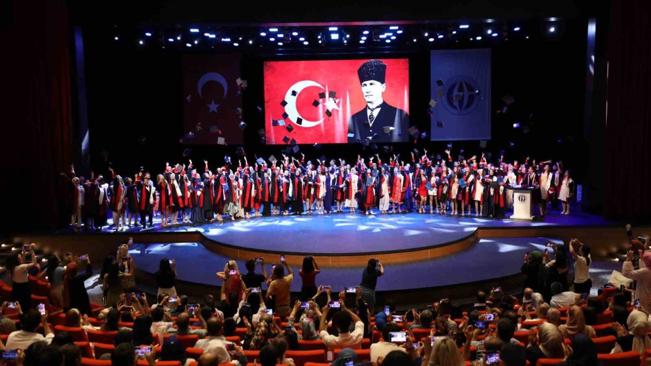GAÜN Nizip Eğitim Fakültesi öğrencilerinin diploma sevinci