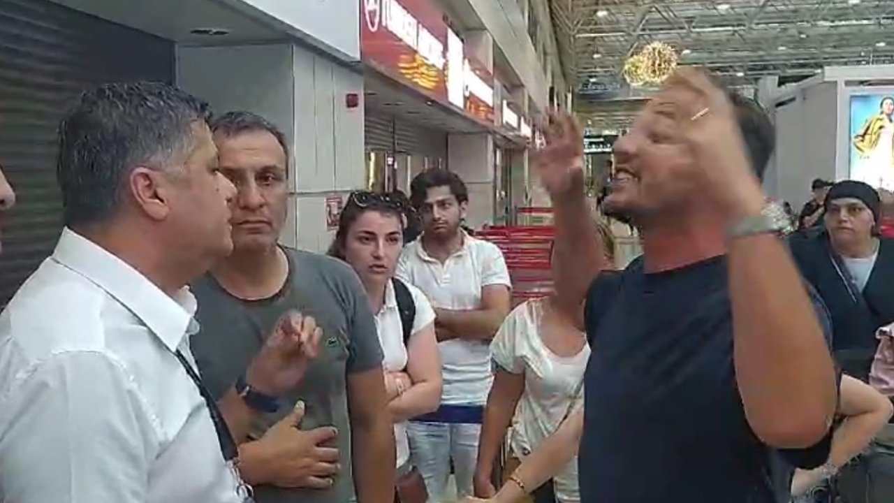 Gaziantep, Samsun ve Van yolcuları Çileden Çıktı! Uçak seferleri aksayan Sunexpres Havayolları'nın ofisini bastı