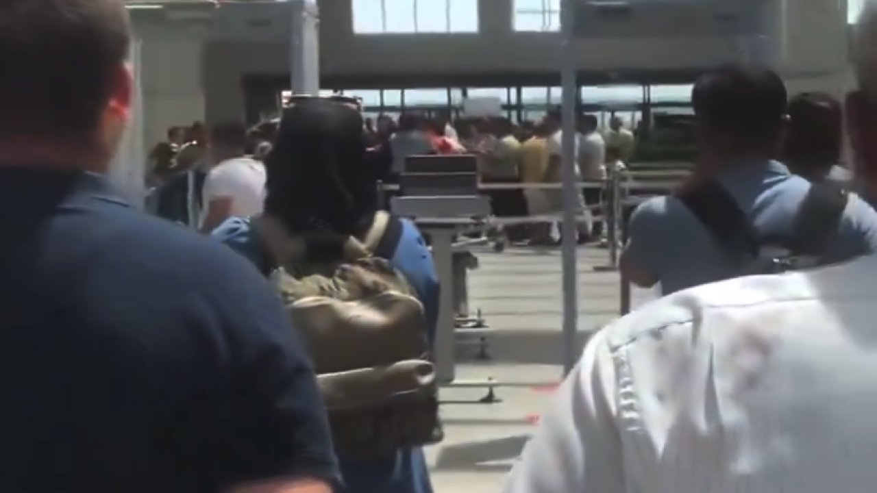 Gaziantep Havalimanında Neler Oluyor? ORTALIK SAVAŞ ALANINA DÖNDÜ!