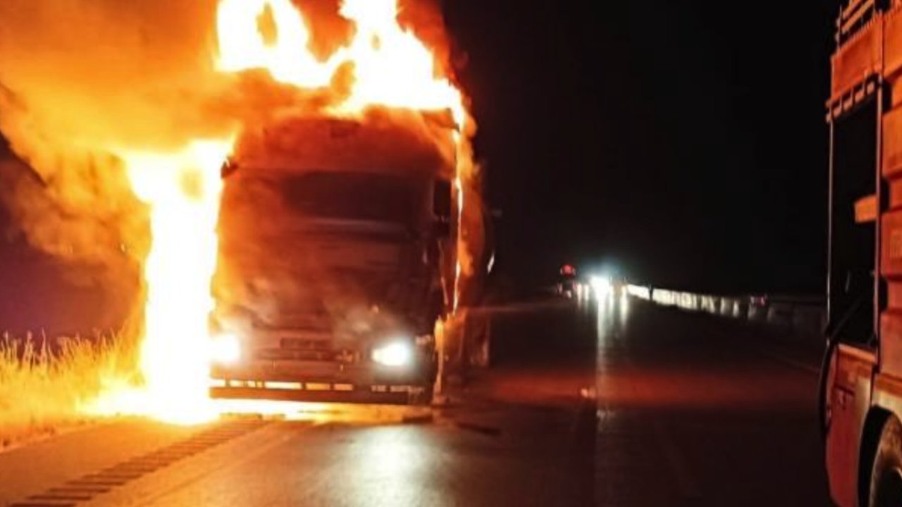 Gaziantep otoyolu'nda seyir halindeki tır alevlere teslim oldu