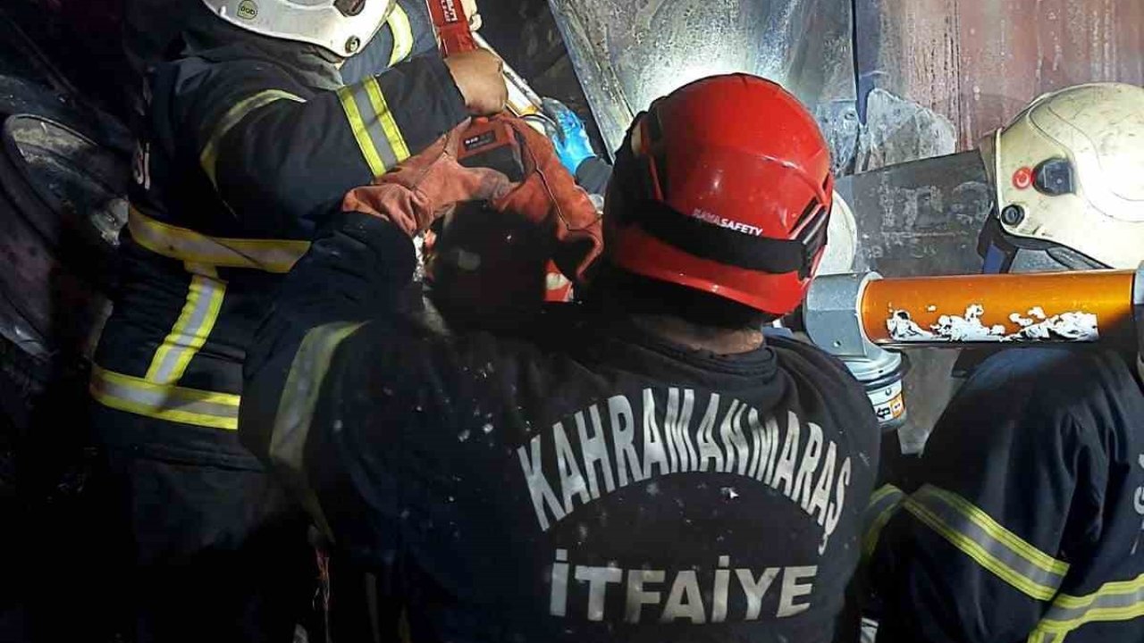 Tarsus-Adana-Gaziantep Otoyolu'nda Feci Kaza! Tır sürücüsü yanarak hayatını kaybetti