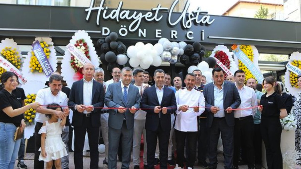 Gaziantep Milletvekili Bünyamin Bozgeyik, Hidayet Usta Dönerci'nin Açılışını Gerçekleştirdi
