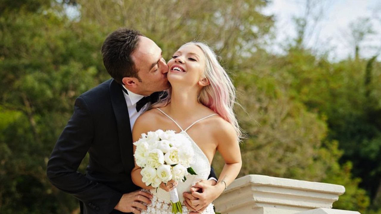 Ece Seçkin'den Aşk Dolu Jest: Pilot Eşe Lüks Mercedes Sürprizi!