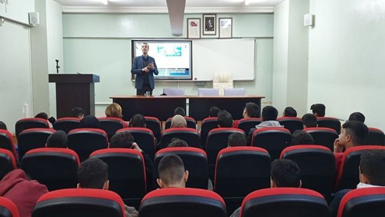 Polis Sosyal Medya Bilgilendirmesi yaptı