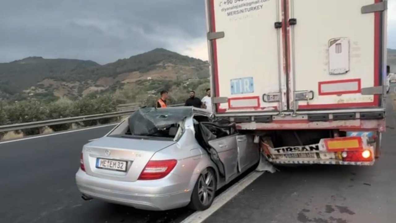 Tarsus-Adana-Gaziantep (TAG) Otoyolu'nda lüks otomobil tıra arkadan çarptı: 4 yaralı