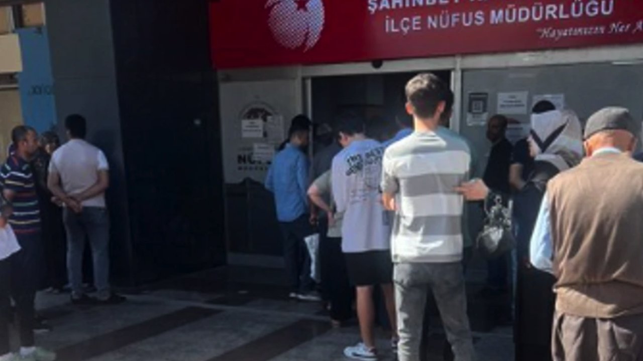 Gaziantep’te Nüfus Müdürlüğü'nde Sıra Kuyruğu İsyan Ettirdi!