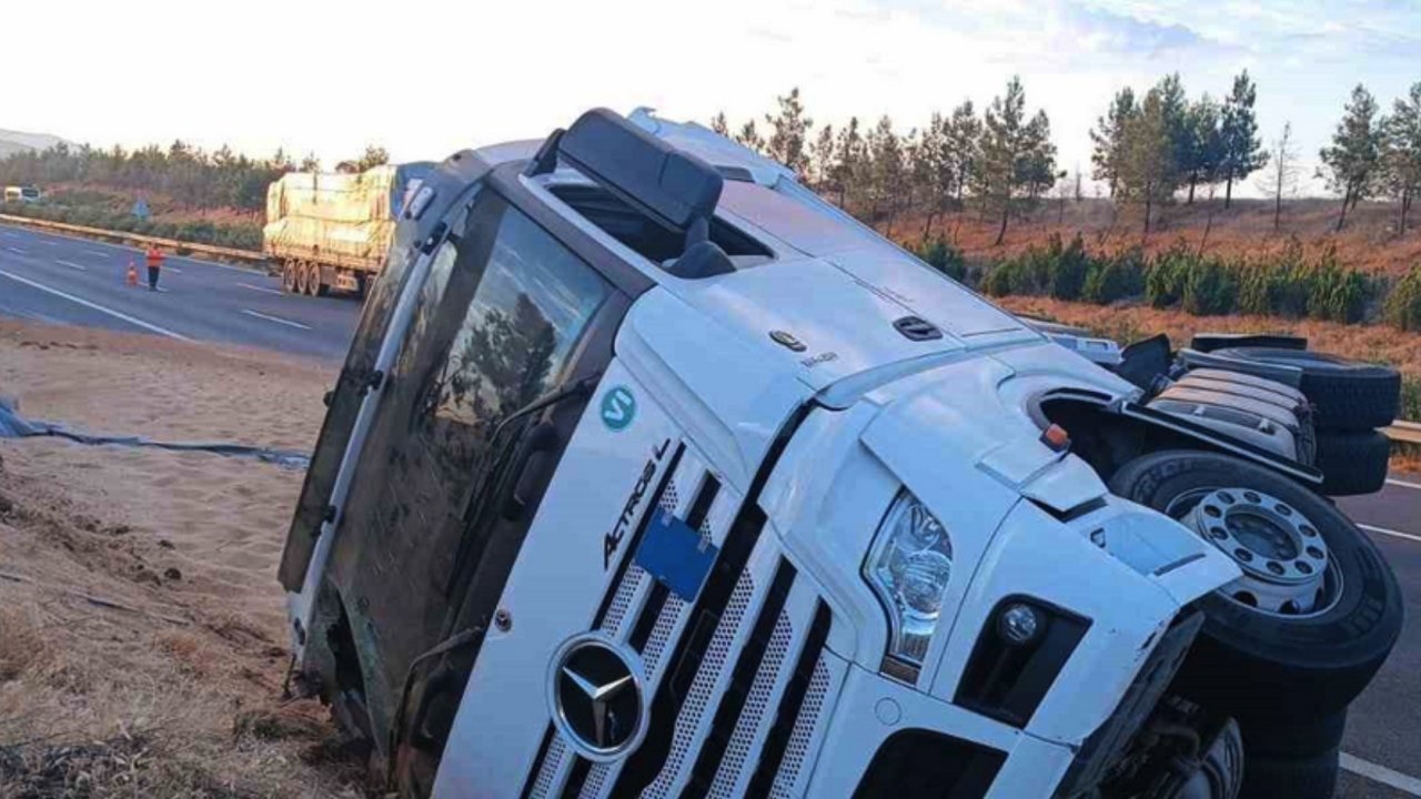 Gaziantep'te FECİ KAZA! Kontrolden çıkan tır yan yattı: 1 ölü