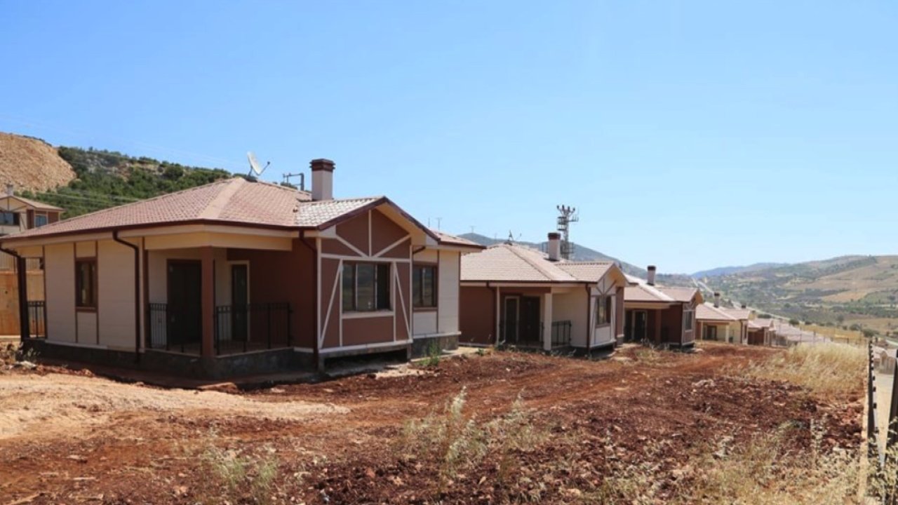 Gaziantep'te afetzedeler için yapılan köy evlerinin teslimi sürüyor