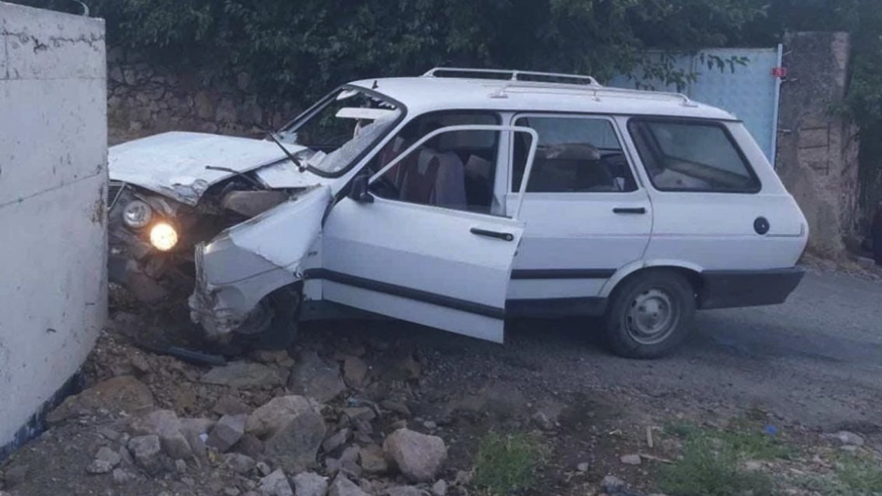 Gaziantep'te istinat duvarına çarpan otomobildeki 5 kişi yaralandı