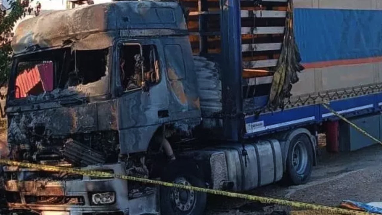 Gaziantep'te park halindeki 2 tır yandı