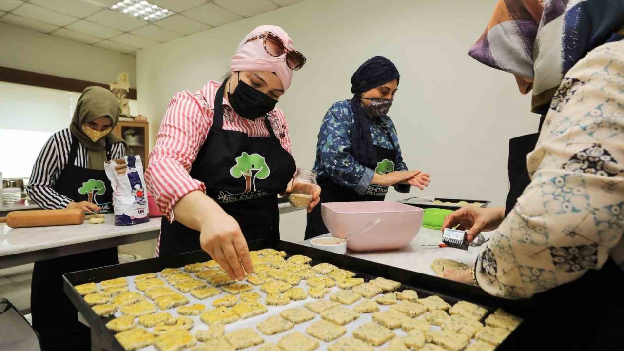 Şehitkamil Belediyesi Aile merkezlerindeki eğitimlerden binlerce kişi yararlanıyor