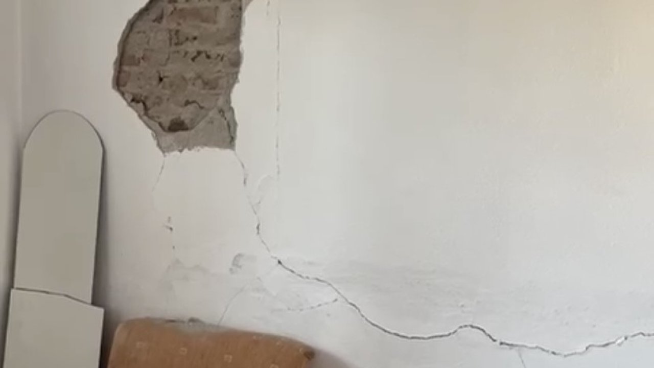 DEPREM... Çanakkale’deki depremde bazı evlerin duvarları çatladı