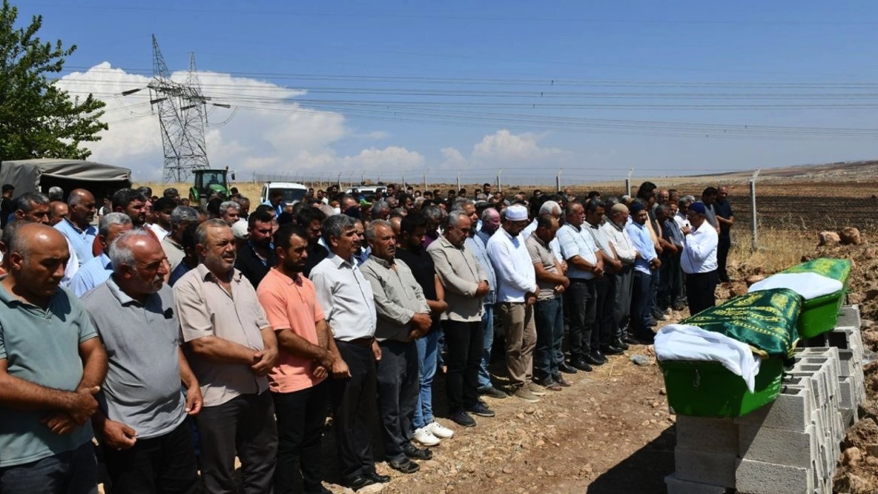 Gaziantep'te trafik kazasında ölen kardeşler toprağa verildi