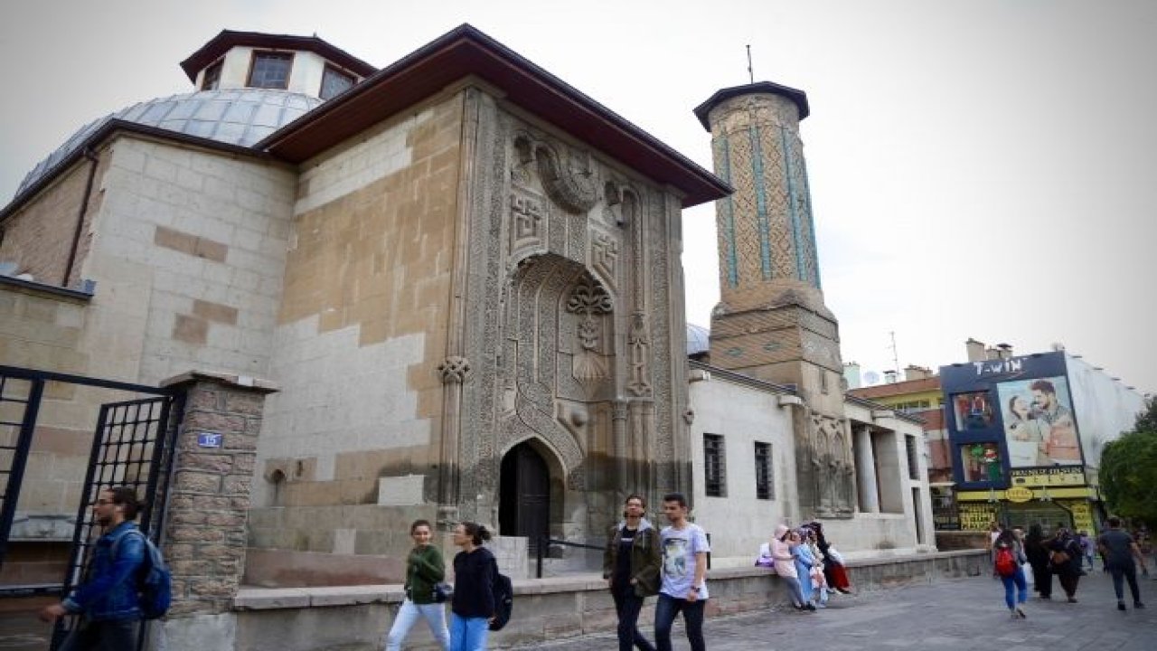 İnce Minareli Medrese estetik mimarisiyle ziyaretçilerini bekliyor