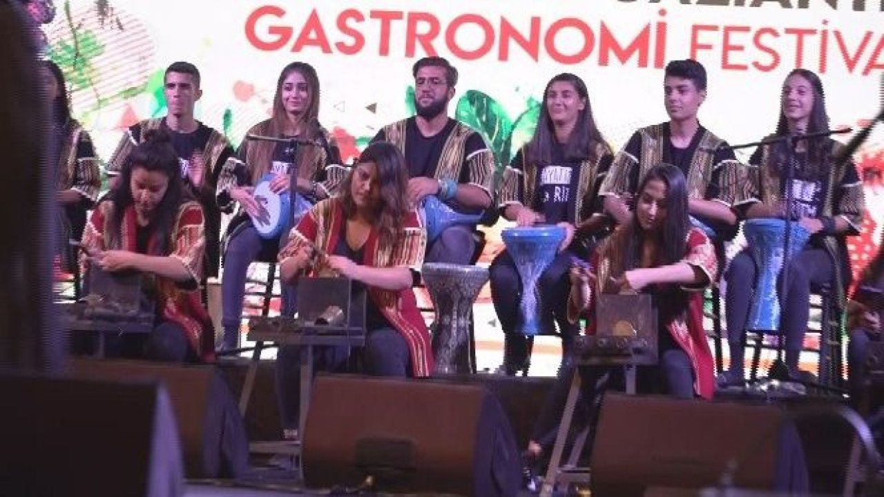 Bakırı döverek ritim tuttular