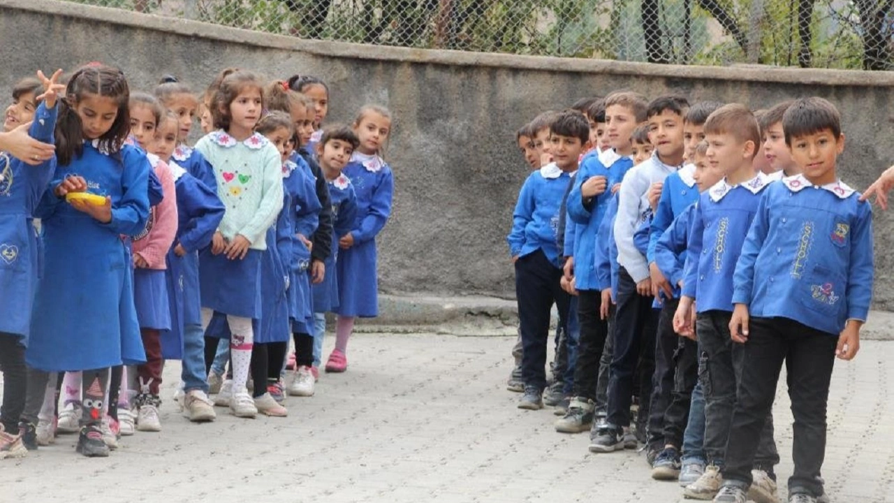 Milli Eğitim Bakanlığı’ndan Kıyafet Devrimi! Öğrenciler 4 Yıl Boyunca Tek Tip Kıyafet Giyecek!