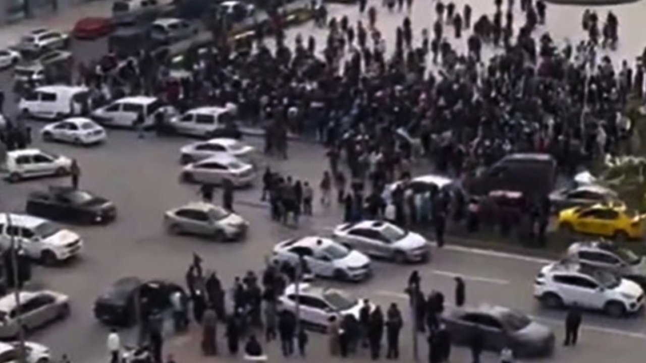 Gaziantep'teki Suriyeliler, Esad rejiminin çöküşünü KONVOYLARLARLA KUTLUYOR