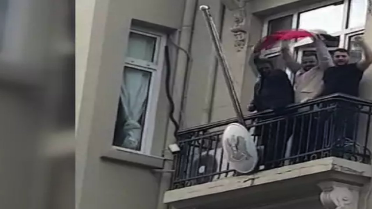 Suriyeliler İstanbul'daki Suriye Konsolosluğu'nda girdi! Rejim Bayrağını Böyle İndirdiler