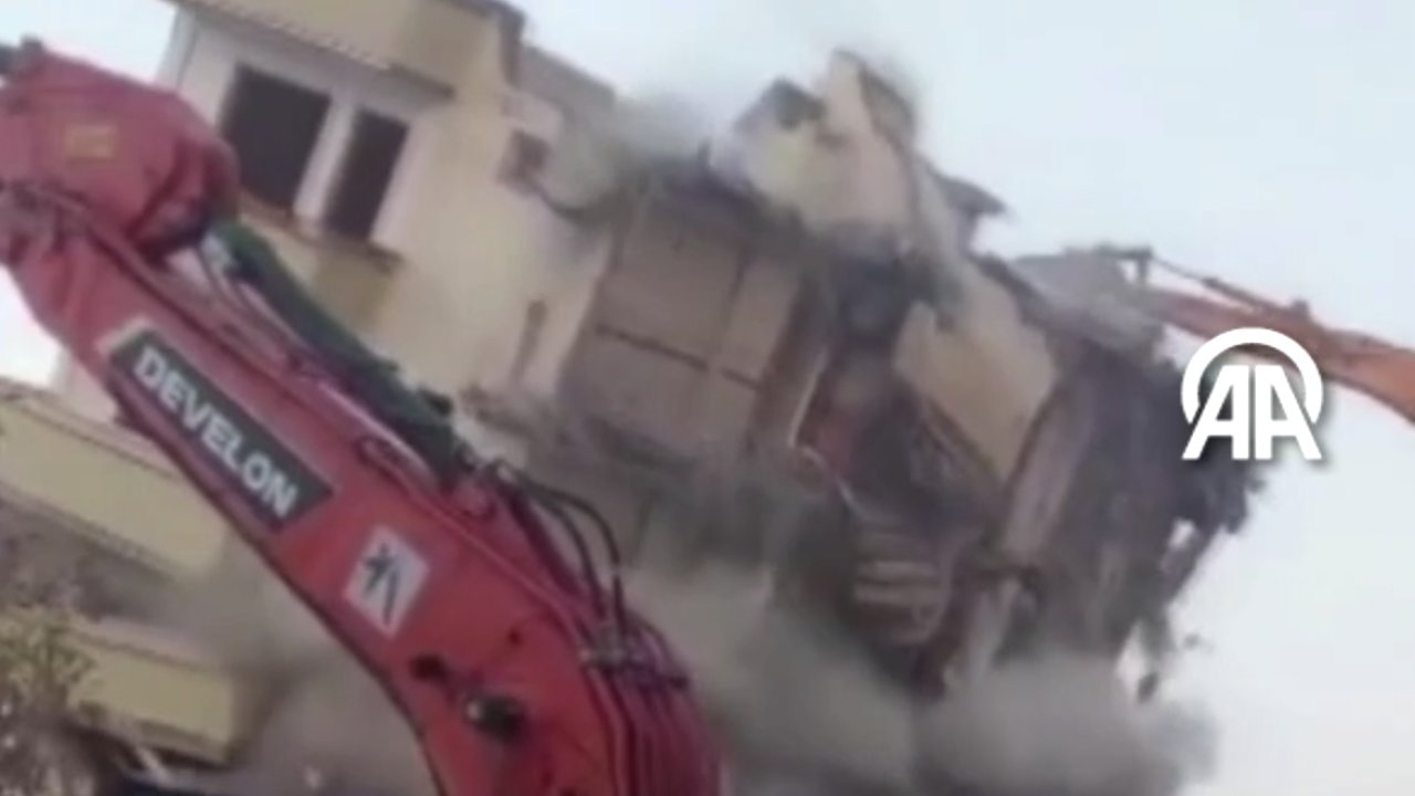 Gaziantep'te Ağır Hasarlı Bina Bakın Nasıl Yıkıldı?