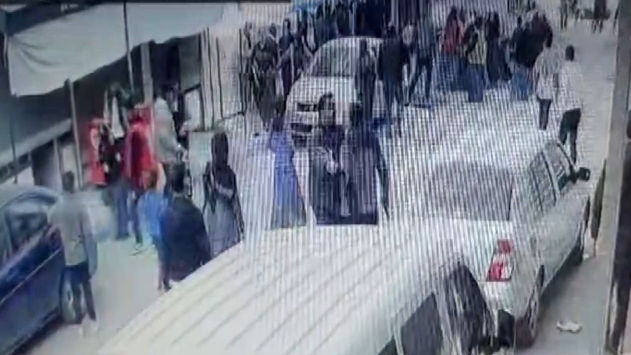 Gaziantep’te Sokakta Silahlar Konuştu: 1’i çocuk 2 ağır yaralı... Dehşet Anları Kamerada