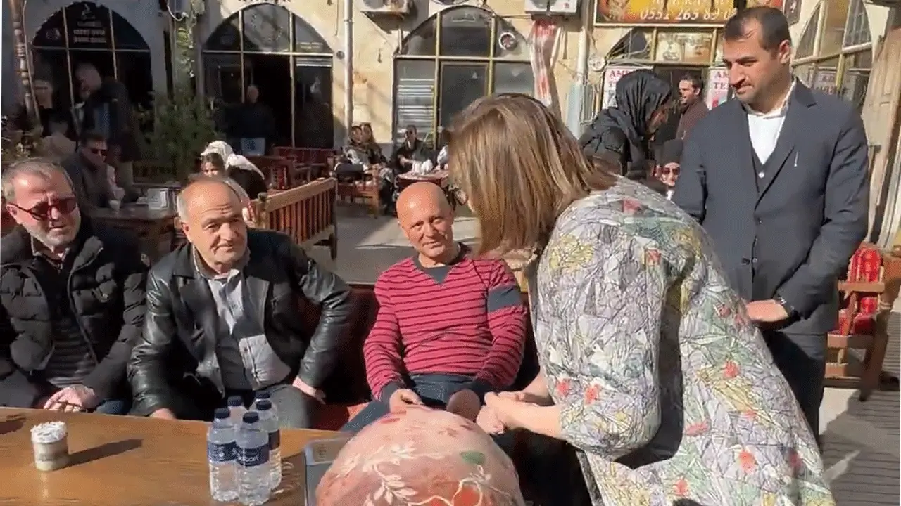 Fatma Şahin çay içen dayıların yanına gidip "Ağam ona 7 yıl emek çektim" diyerek rica etti