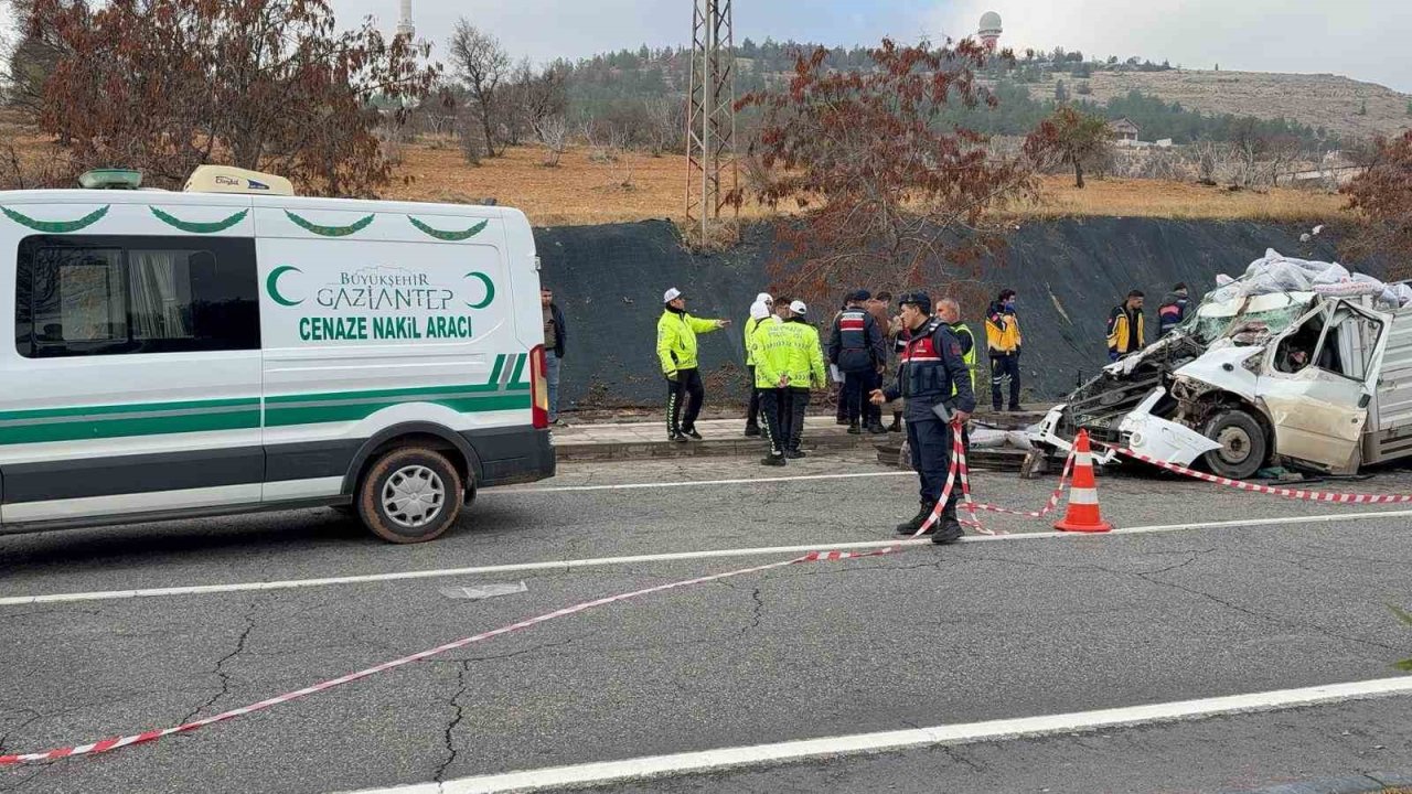 Gaziantep'te Korkunç Trafik Kazası: Kamyonet Tıra  Arkadan Ok Gibi Saplandı... Genç Sürücü Hayatını Kaybetti!