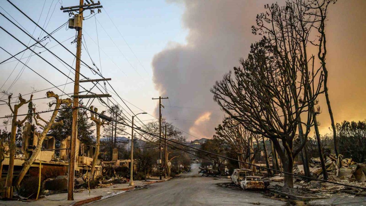 ABD Bu Yangını Söndüremiyor! ABD’nin California eyaletindeki orman yangınlarında ölü sayısı 16’ya yükseldi