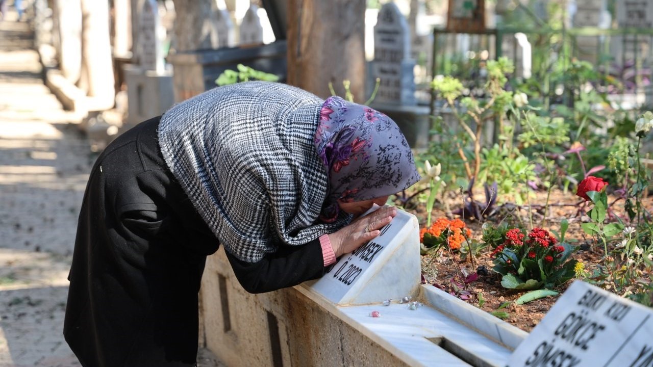 6 Şubat depremlerinin yıl dönümünde mezarlıkta en acı buluşma