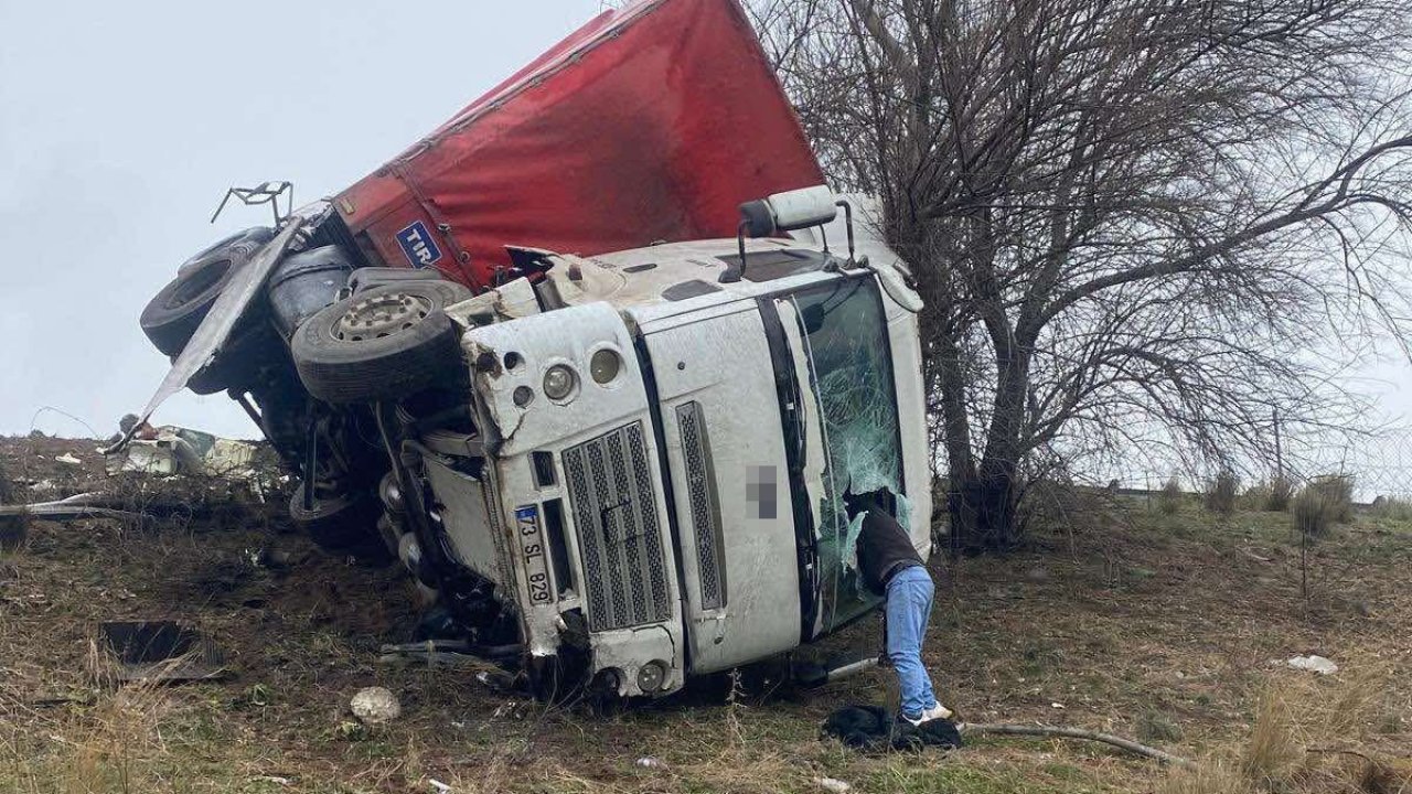 Tarsus-Adana-Gaziantep TAG otoyolu'nda kamyon şarampole yuvarlandı, sürücü hafif yaralandı