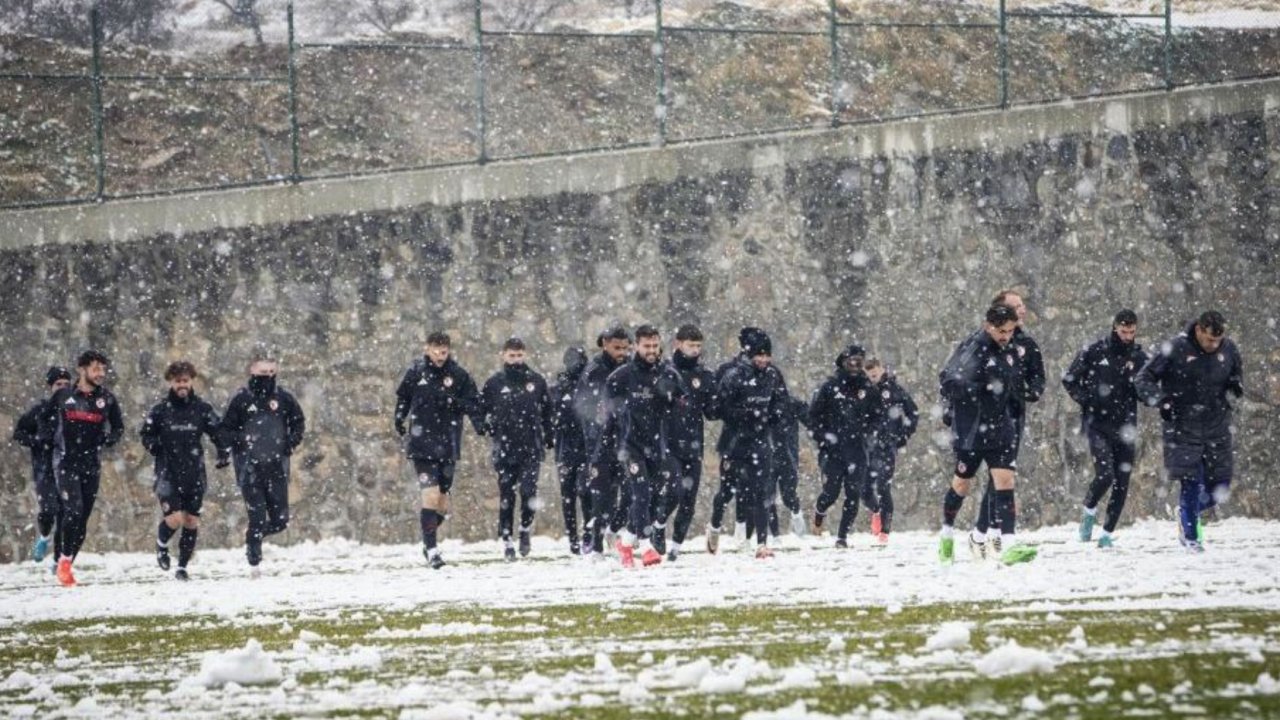 Gaziantep FK kar altında çalıştı