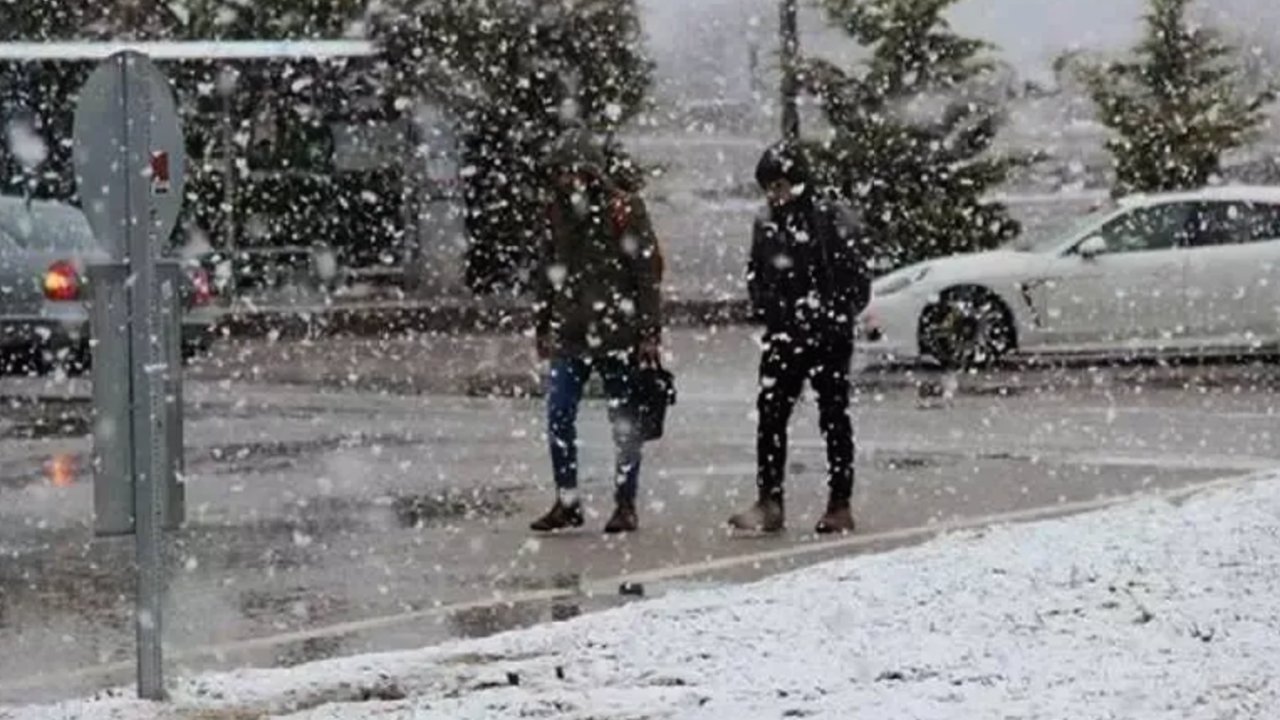 Gaziantep'te Kar Yağışı Kenti Beyaza Bürüdü