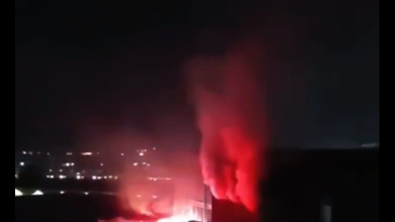 Gaziantep'te Dev Fabrika Yanıyor!  Karaların Dumanı Gaziantep'i Kapladı