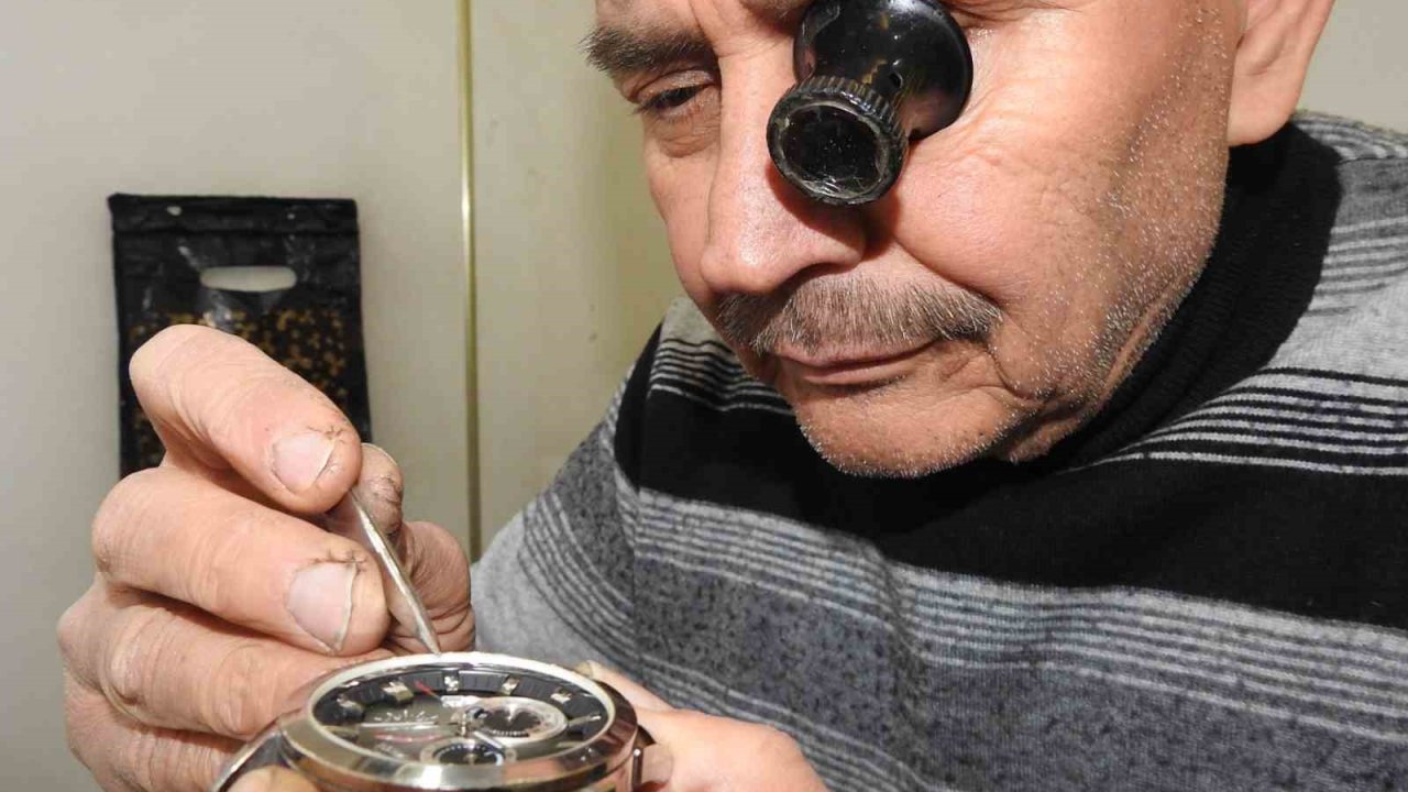 Yarım asırdır Gaziantep'te saat tamir ediyor