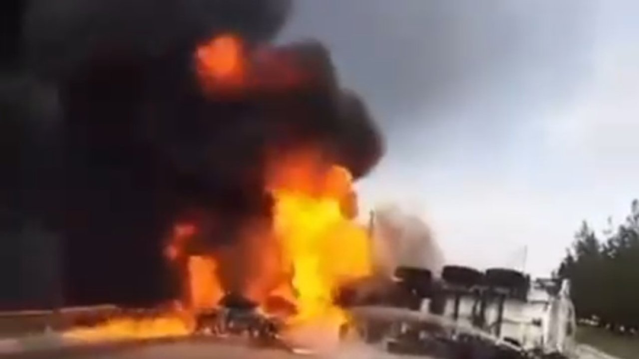 Tarsus-Adana-Gaziantep otoyolunda devrilen tanker alevlere teslim oldu!