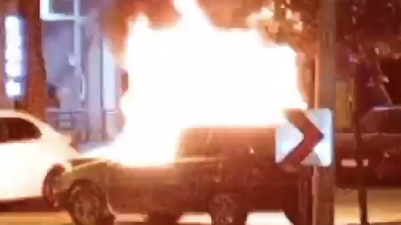 Gaziantep’te gece vakti lüks araba cayır yandı!