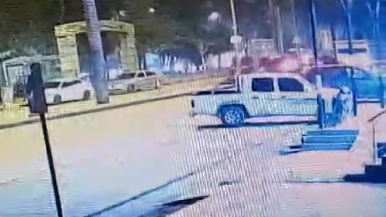 Gaziantep'te sokak köpeklerinden kaçarken kamyonet çarptı: Kaza anı kamerada