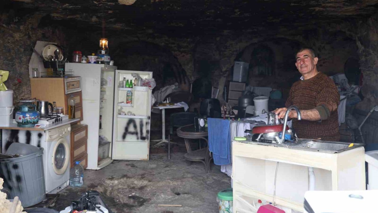 Depremden Kaçıp!  Mağarada huzur bulan adam