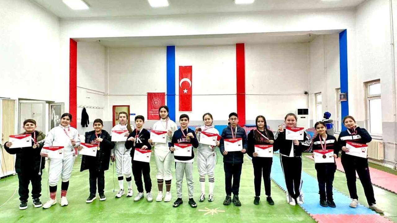SANKO Okulları eskrimde sekiz birincilik madalyası kazandı