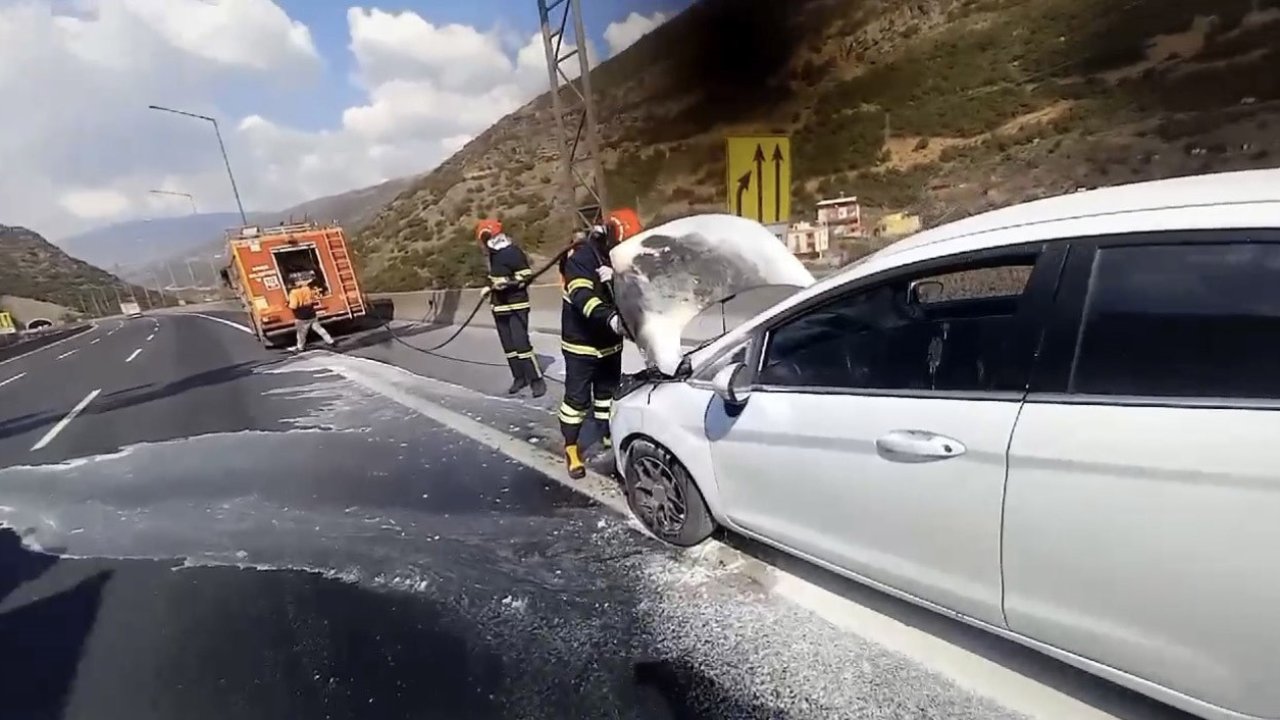 Gaziantep-Adana Otoyolu'nda seyir halindeki otomobil yandı