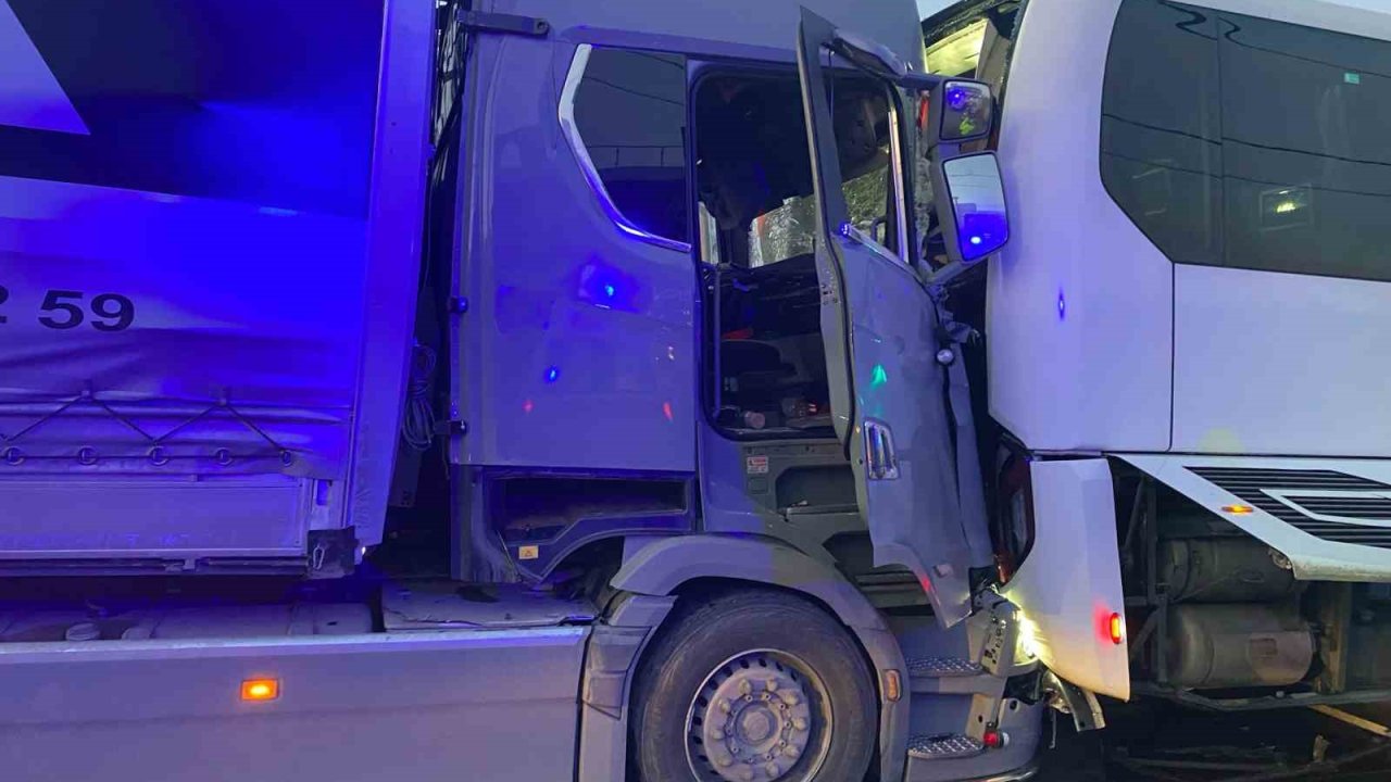 Gaziantep-İzmir seferini yapmakta olan yolcu otobüsünün karıştığı zincirleme kaza: 1 ölü, 7 yaralı