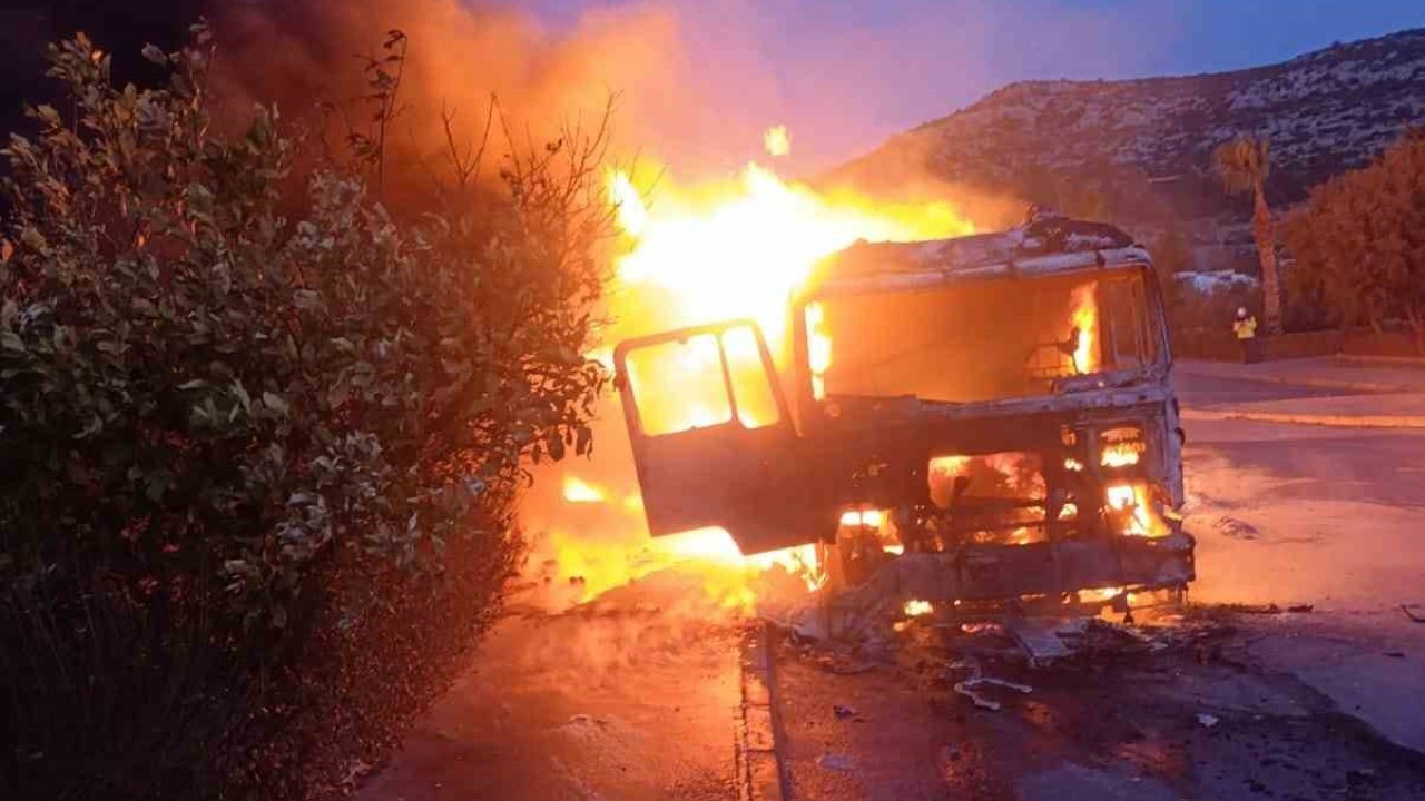 Tarsus-Adana-Gaziantep (TAG) otoyolu'nda karton yüklü tır alev alev yandı