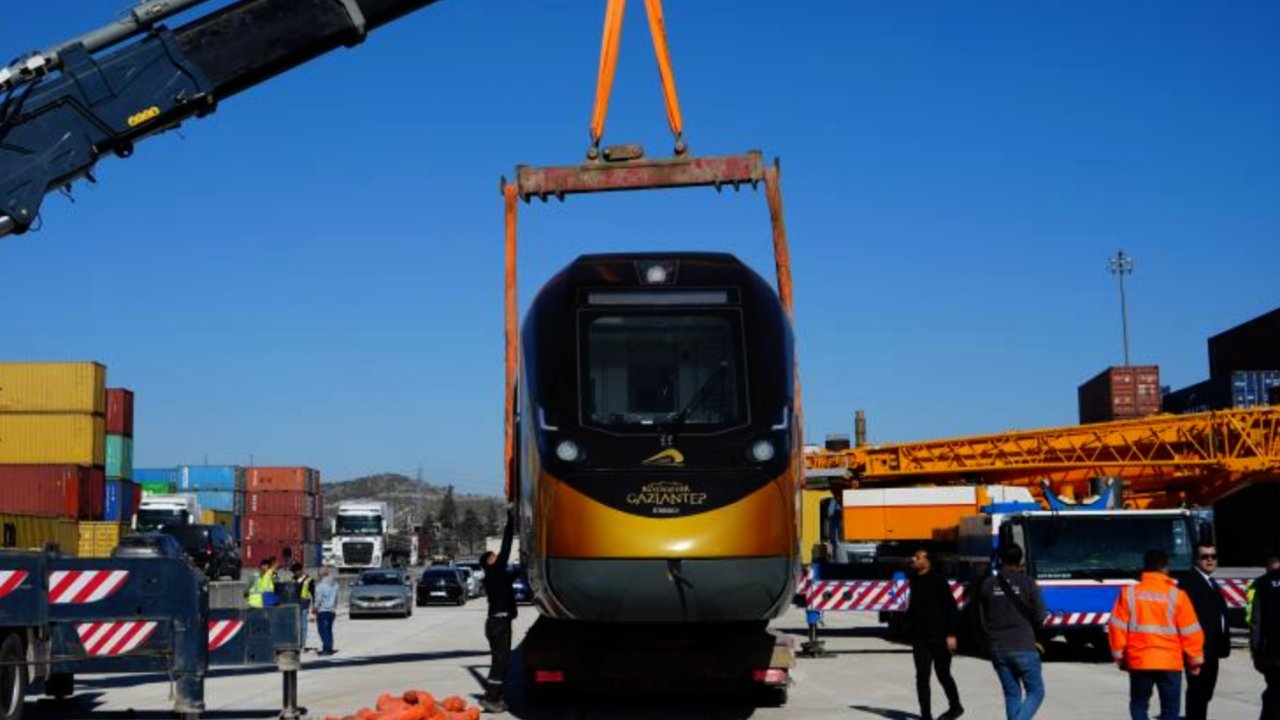 GAZİRAY’da milli gurur: İlk yerli tren seti Başpınar İstasyonu'nda raylara çıktı.