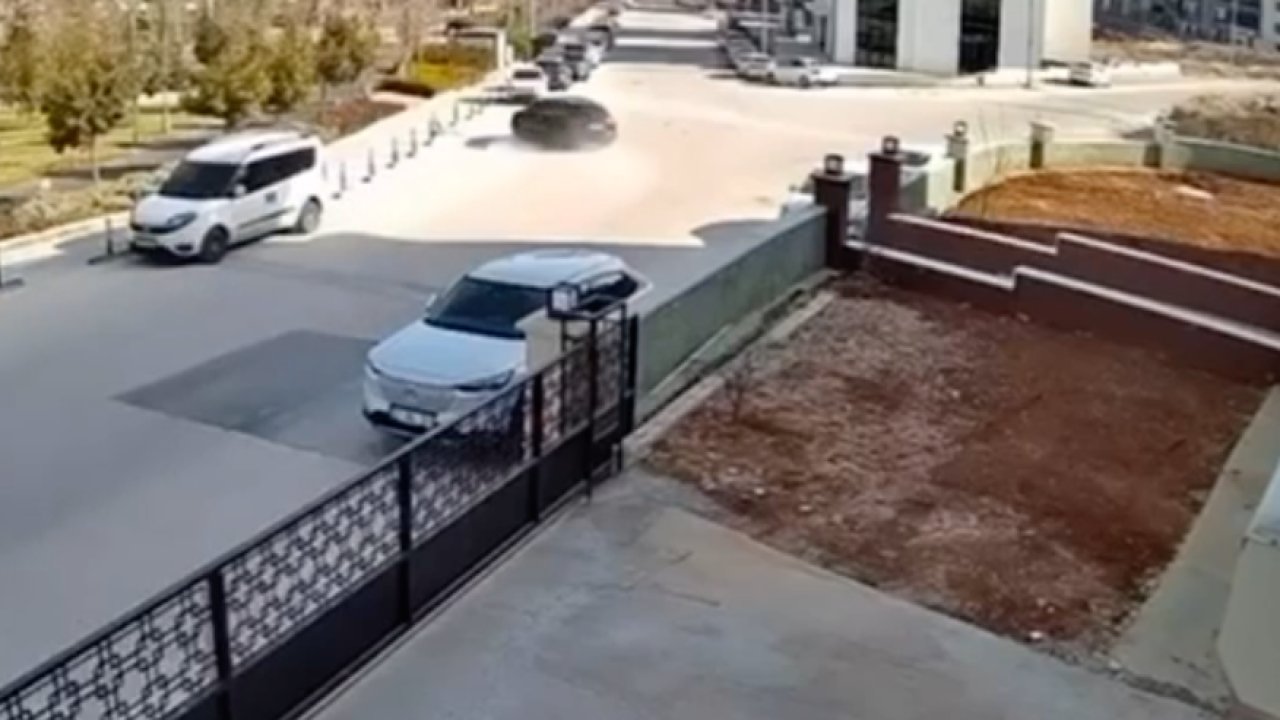 Gaziantep'te Park Halindeki Araçlara Daldı: Yaralılar Var... İşte O Anlar