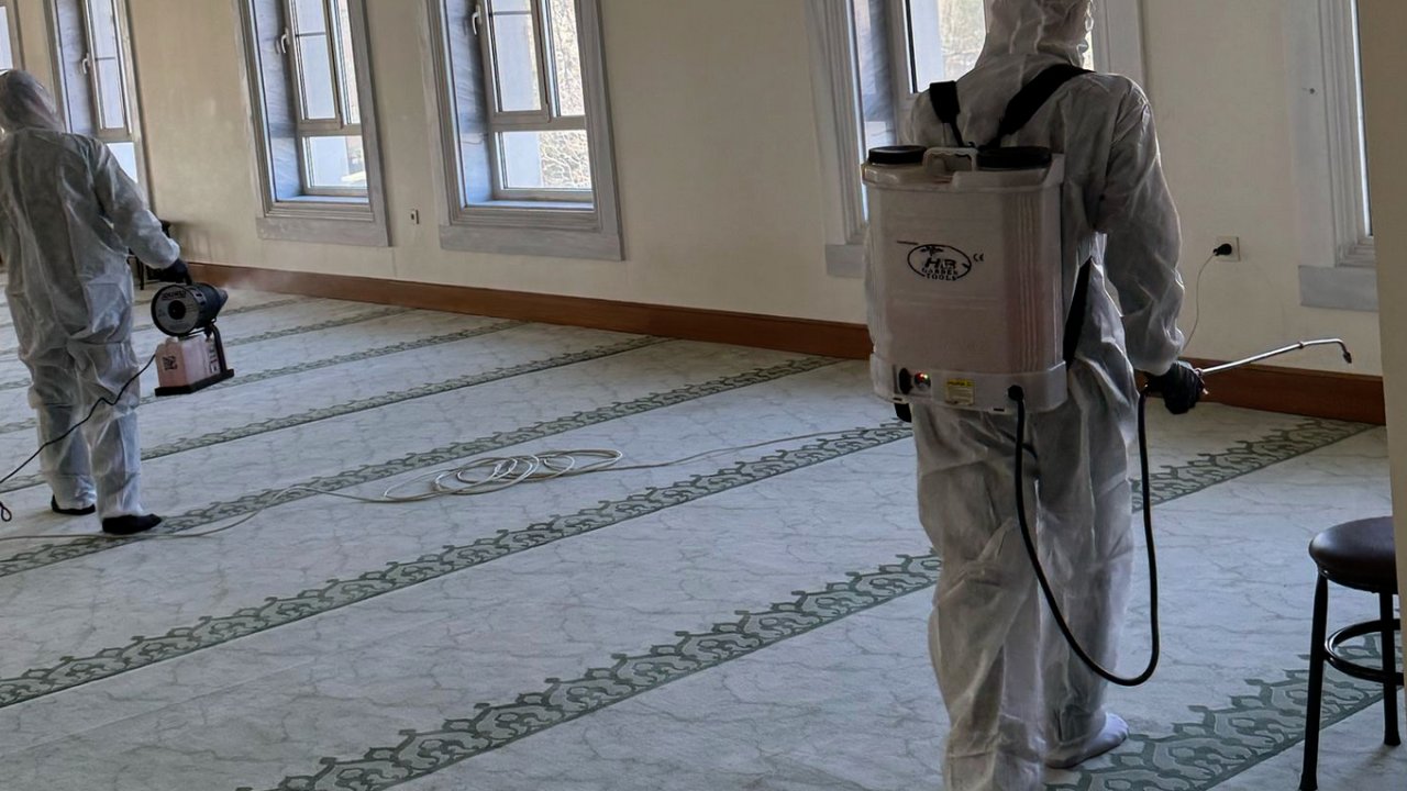 Gaziantep'te Uzman İlaçlama Şirketine Bağlı Ekipler Camileri Gül Suyuyla Yıkayıp Dezenfekte Etti