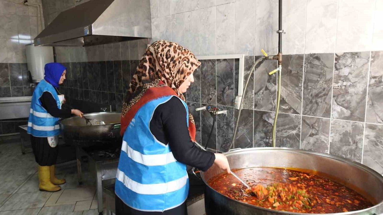 Gaziantep'te gönüllü kadınlar günlük bin 200 kişiye yemek hazırlıyor