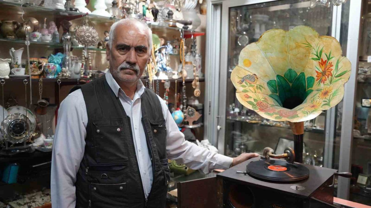 Gaziantep'te 44 yıldır Asırlık gramofonlara gözü gibi bakıyor
