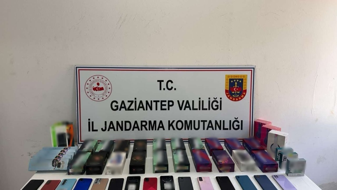 Gaziantep’te 2 milyon TL değerinde kaçak telefon ve saat ele geçirildi: 2 gözaltı
